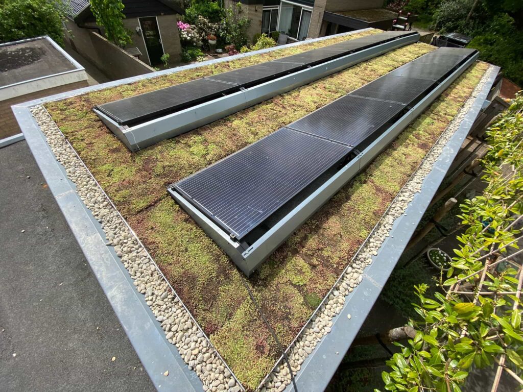 Gründach mit Solapanelen